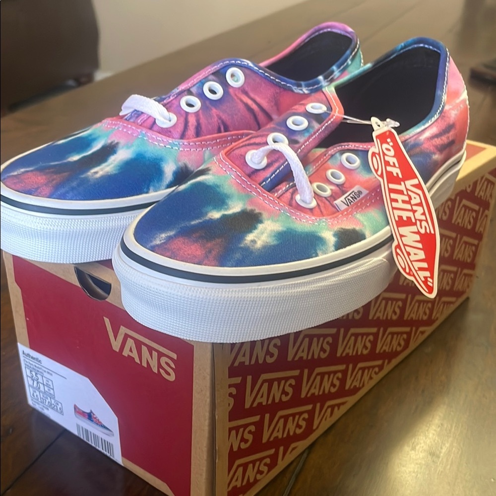 Vans Tie Dye Sneakers Vibrant Canvas Low-Top. New in box. Mens 5.5 Women’s 7